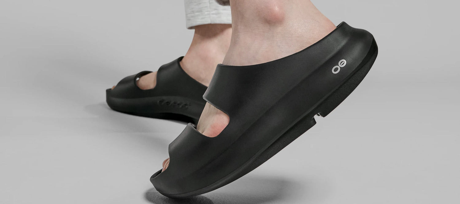 model walking outside wearing oomy stride black