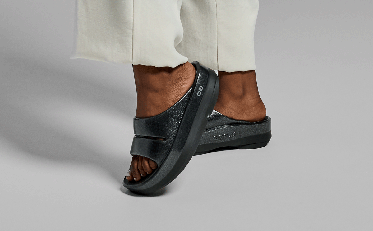 靴 OOMEGA OOAHH LUXE - BLACK SPARKLE 28cm Women's OOmega OOahh Stacked Sandal - Black Sparkle – OOFOS