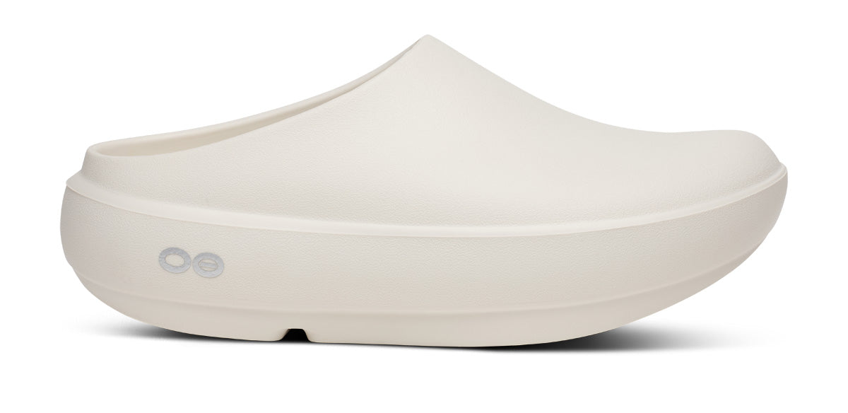ほ*い様 OOFOS OOCLLOG PLUS Women's Cloog PLUS Clog - Chalk – OOFOS
