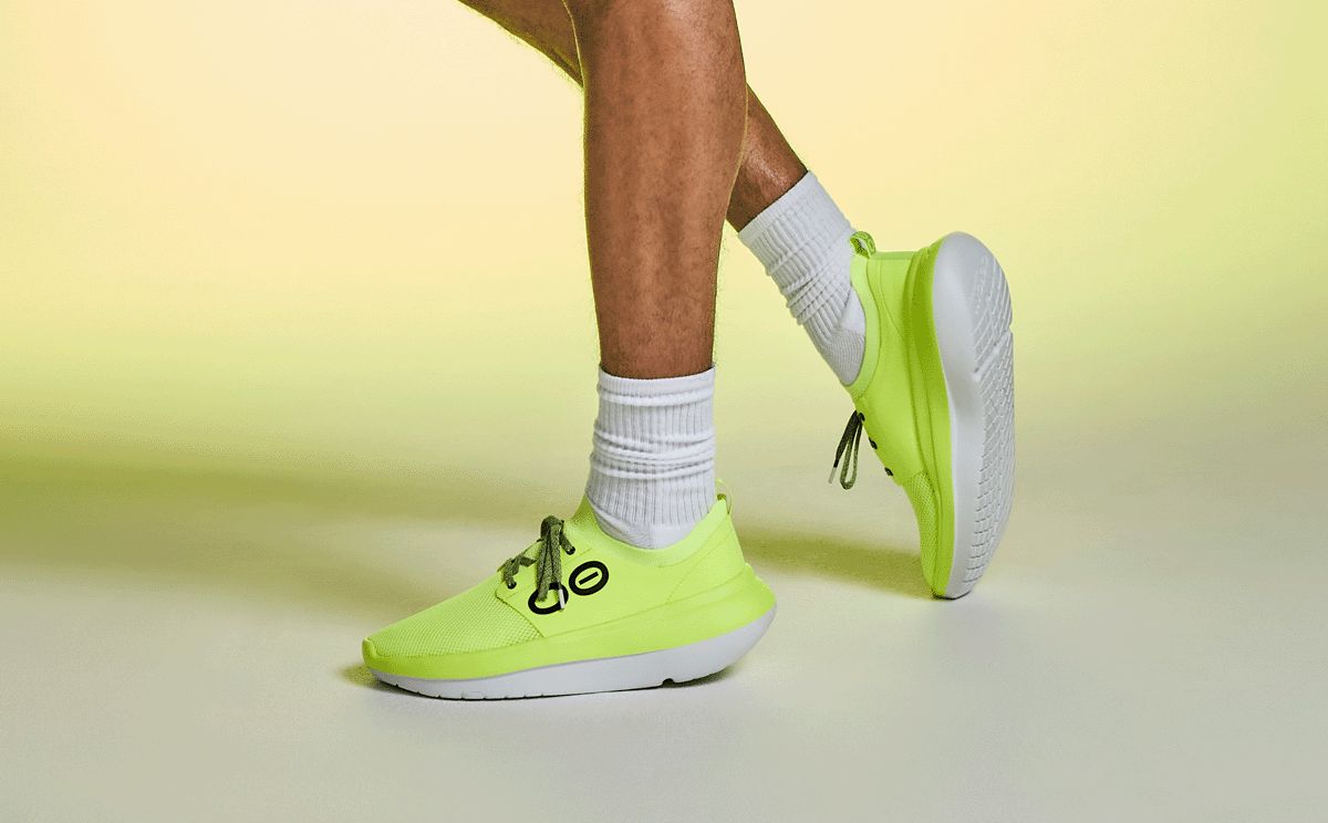 Men's OOmy Stride - Electro side view of model standing in studio | lifestyle