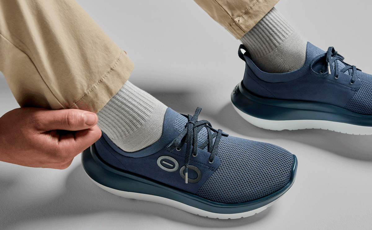 Men's OOmy Stride - Moroccan Blue model sitting down in studio | lifestyle