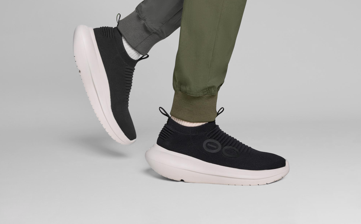 Men's OOmy Zen - Chalk Black model walking in studio | lifestyle