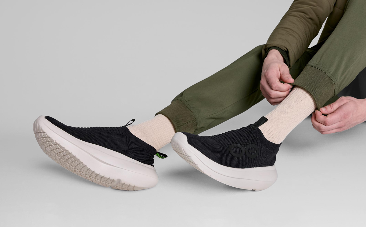 Men's OOmy Zen - Chalk Black model sitting in studio | lifestyle