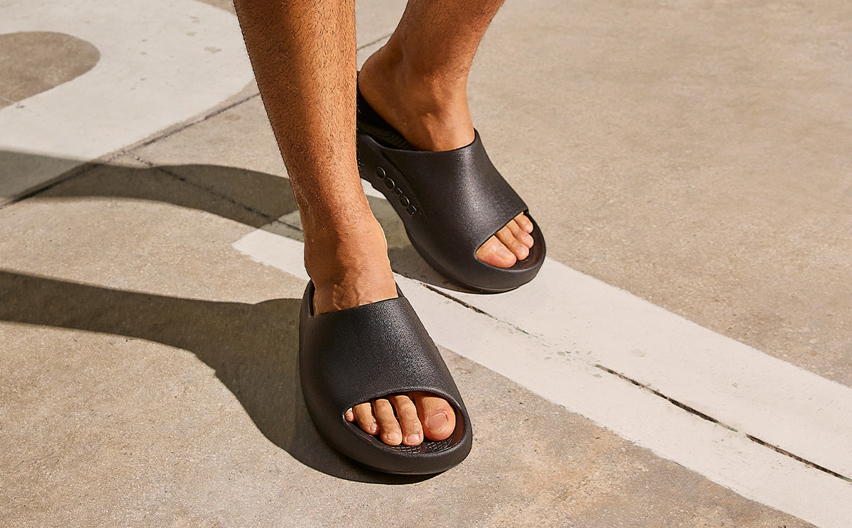 ウーフォスOOFOSOOahh PLUS Men's Slideブラック28cm Men's OOahh PLUS Slide Sandal - Black – OOFOS