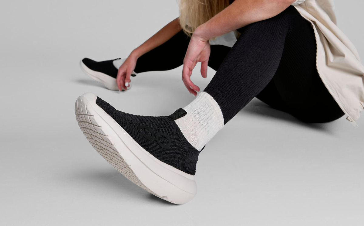 Women's OOmy Zen - Chalk Black model sitting in studio | lifestyle