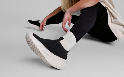 Women's OOmy Zen - Chalk Black model sitting in studio | lifestyle