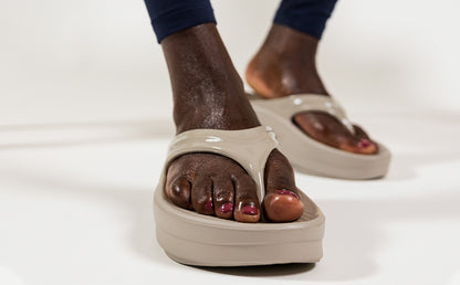 Women's Nomad OOmega OOlala Life Style studio close up image of front view of shoe | lifestyle